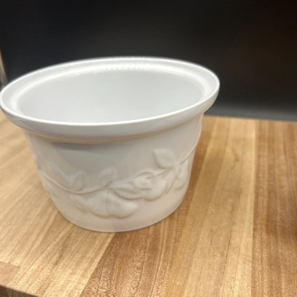 BANDWAGON CERAMIC COVERED CROCK 2005 White With Pear Accents